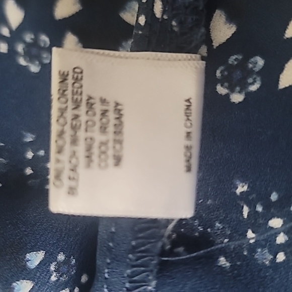 Q&A Blue and White Print top - Picture 6 of 6